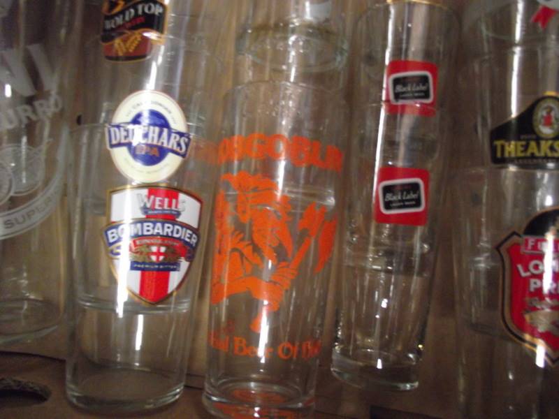 A box of brewriana advertising drinking glasses, including Guinness, Theakstons etc - Image 3 of 3