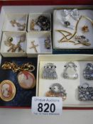 A tray of costume jewellery.