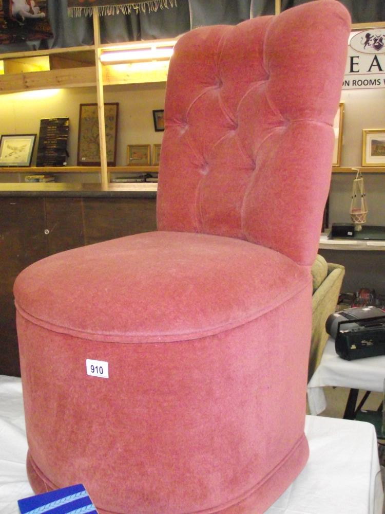 A pink draylon bedroom chair - Image 2 of 2