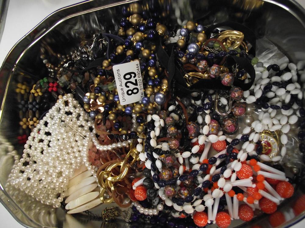A quantity of costume jewellery - Image 2 of 2