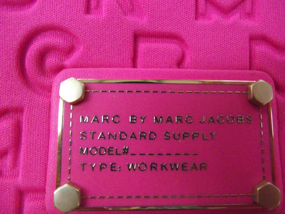 A brand new boxed Apple earphones and an I-pad case from Marc by Marc Jacobs - Image 3 of 4