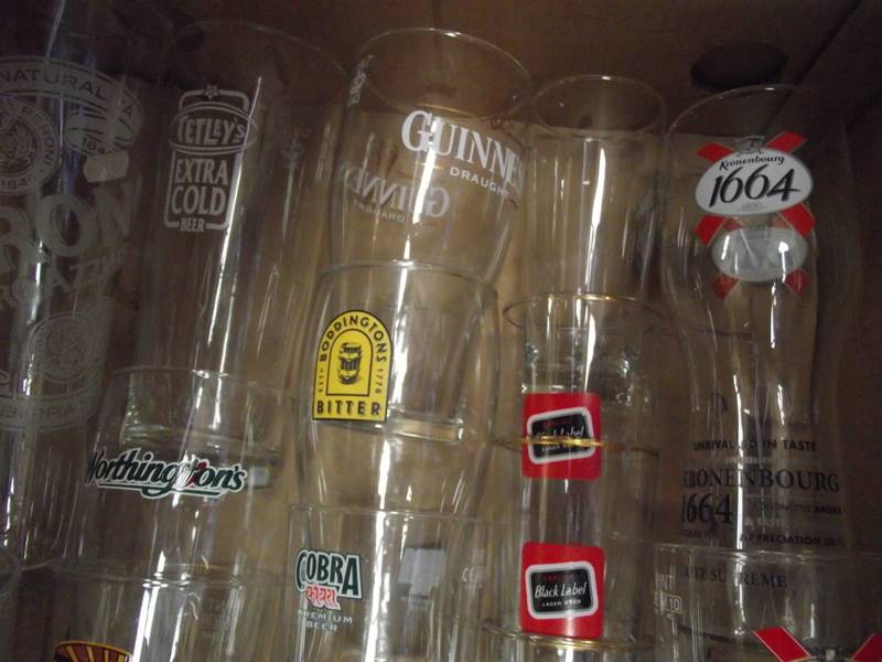 A box of brewriana advertising drinking glasses, including Guinness, Theakstons etc - Image 2 of 3