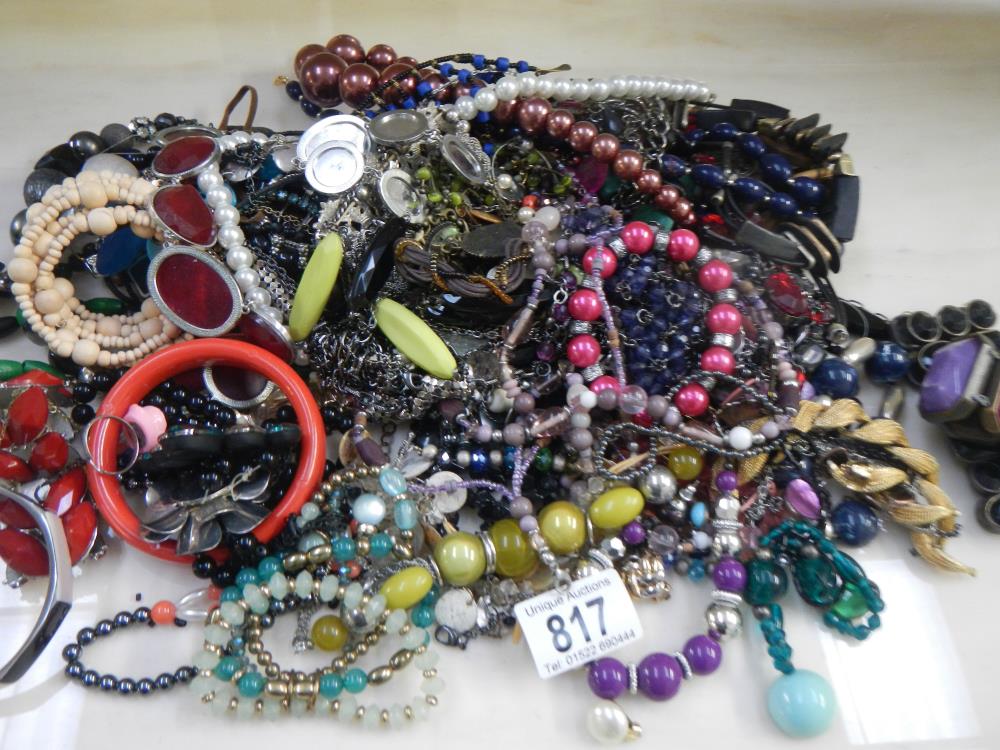 A large tray of costume jewellery. - Image 3 of 4