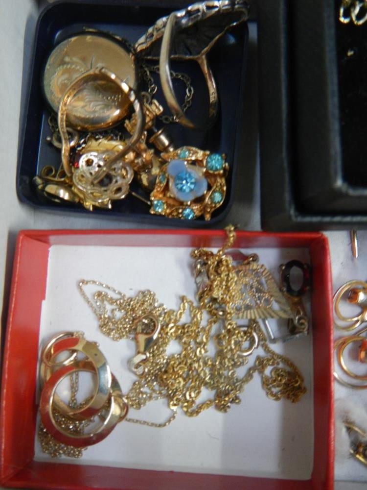 A quantity of gold coloured jewellery. - Image 3 of 4