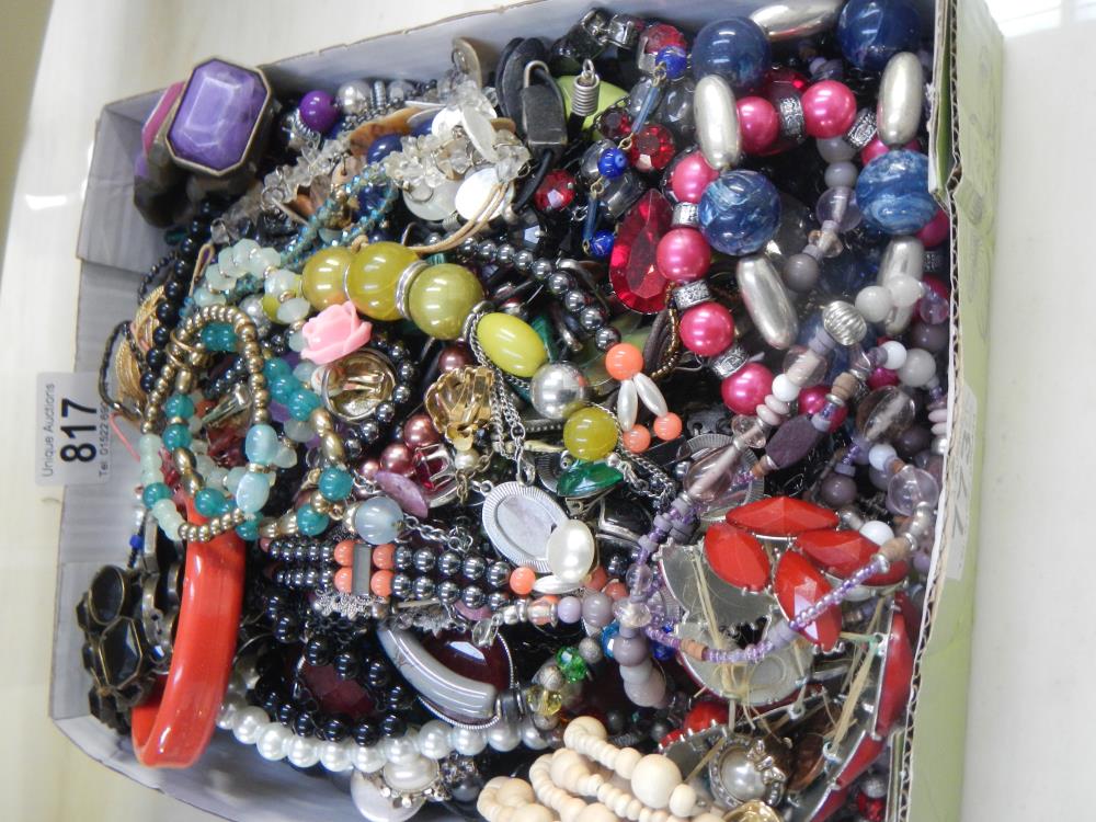 A large tray of costume jewellery. - Image 4 of 4