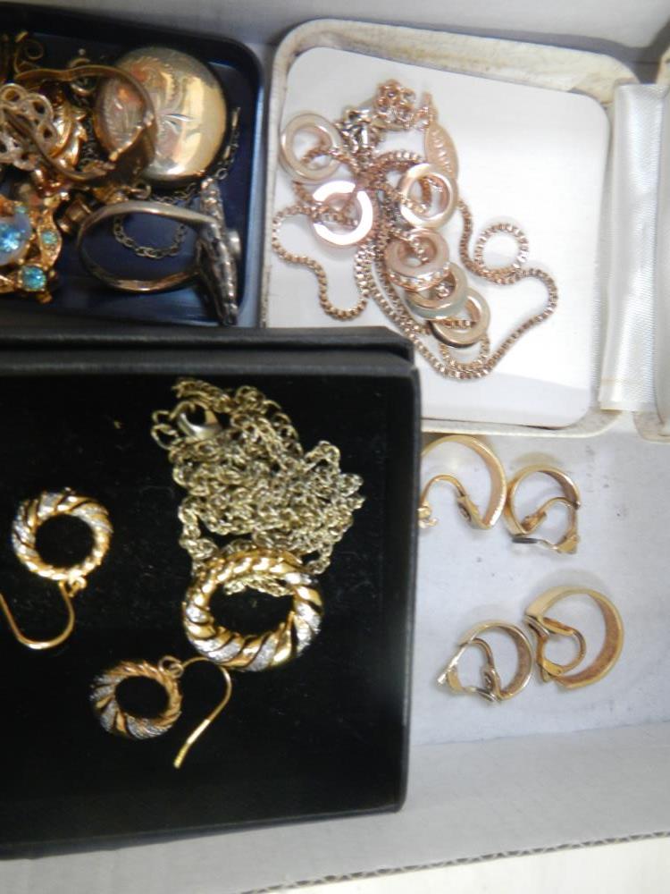 A quantity of gold coloured jewellery. - Image 4 of 4