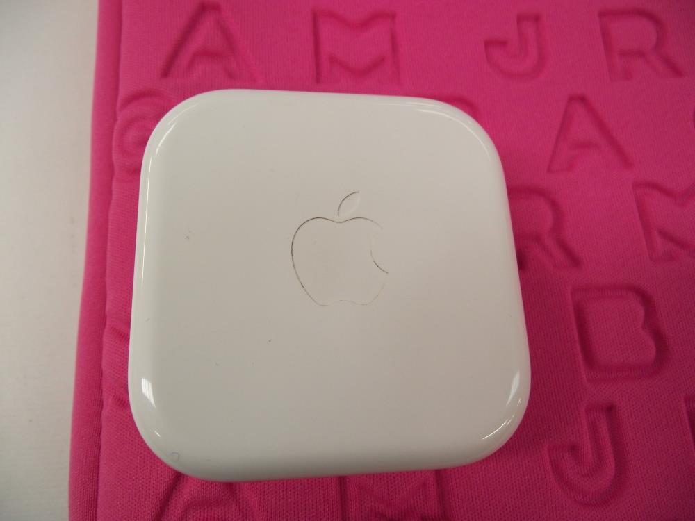 A brand new boxed Apple earphones and an I-pad case from Marc by Marc Jacobs - Image 2 of 4