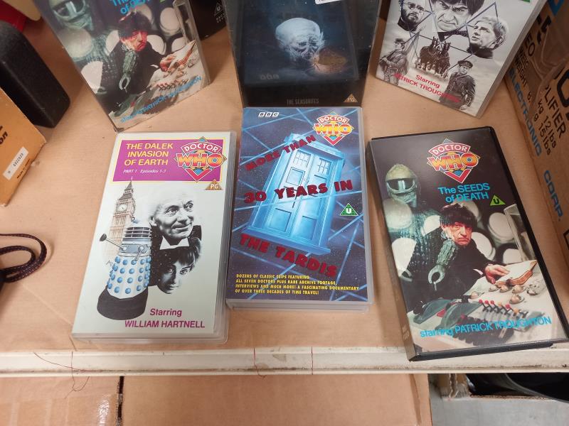 A quantity of vintage Dr who VHS video cassettes, includes 1 sealed in packet - Image 5 of 6