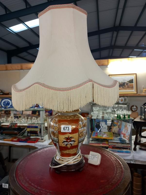 A satsuma urn/ginger jar table lamp.