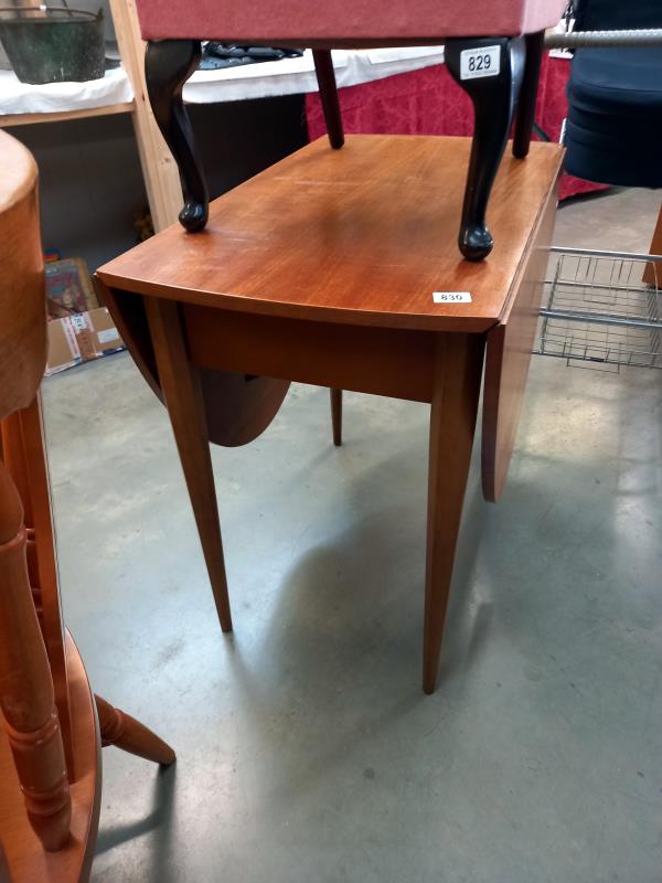 A vintage teak oval drop leaf dining table on tapered octagonal legs - Image 2 of 2