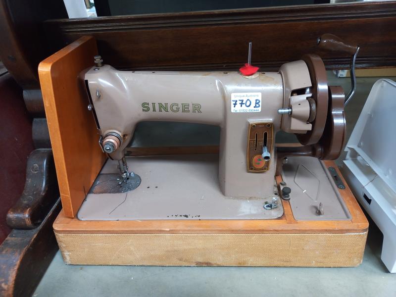 Vintage Singer 185k sewing machine - Image 2 of 2