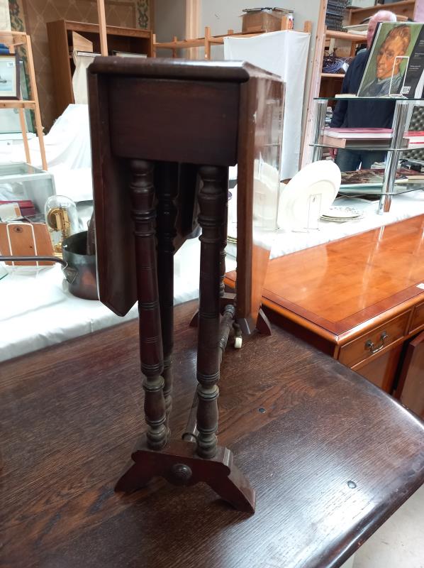 An Edwardian mahogany Sutherland table - Image 2 of 2