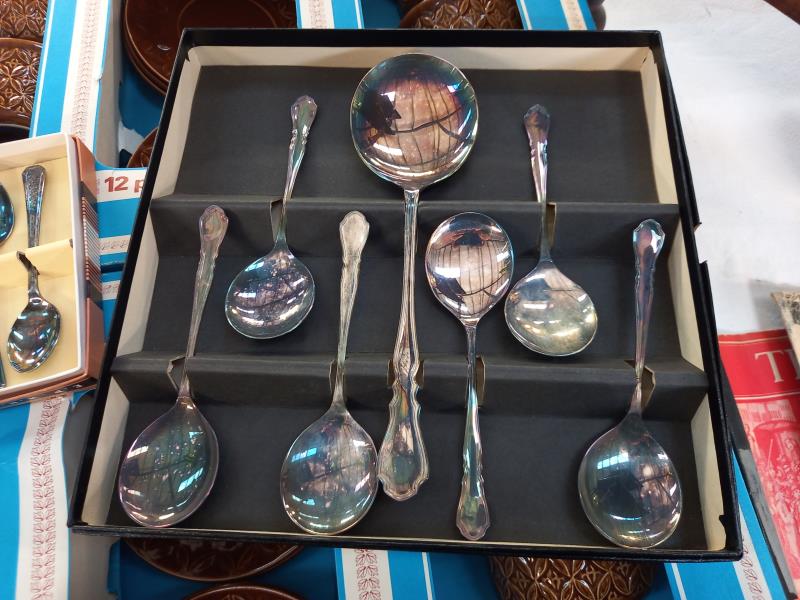 2 Saracen vintage boxed 12 piece soup sets (1 missing 1 bowl) & 2 lots of boxed spoons - Image 5 of 5