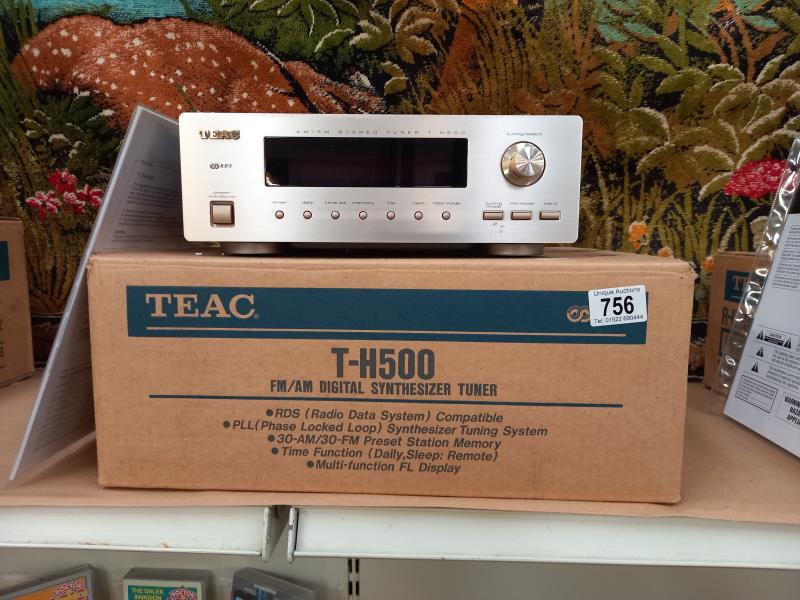 A boxed Teal T-H500 fm/am digital synthesizer tuner