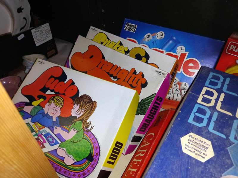 A shelf of vintage games including Cluedo & Monopoly etc. - Image 4 of 4