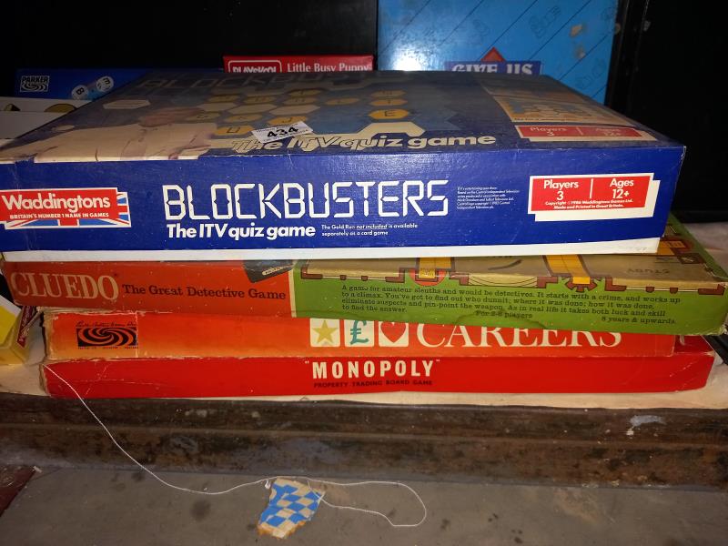 A shelf of vintage games including Cluedo & Monopoly etc. - Image 2 of 4