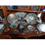 A mixed lot of silver plate.