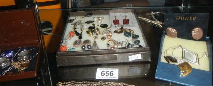 A good mixed lot of costume jewellery.