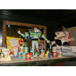 A mixed lot of toys including Buzz Lightyear.