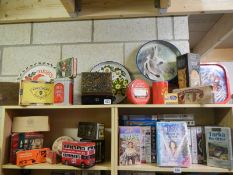 A mixed lot of old tins and tin trays.
