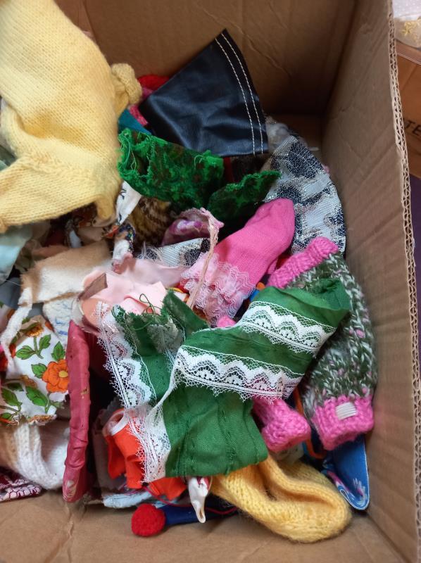 A box of Sindy/Barbie STYLE/type Dolls with clothing - Image 11 of 11