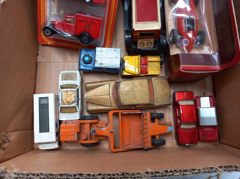 A box of play worn die cast including Matchbox, Dinky & tin plate cars - Image 4 of 4