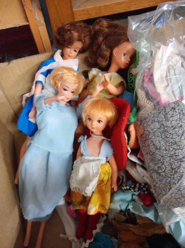 A box of Sindy/Barbie STYLE/type Dolls with clothing - Image 8 of 11