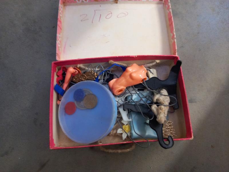 A box of Sindy/Barbie STYLE/type Dolls with clothing - Image 7 of 11