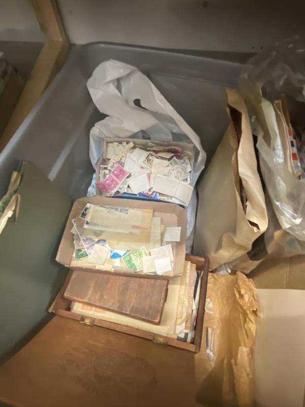 A large quantity of unsorted stamps - Image 2 of 2