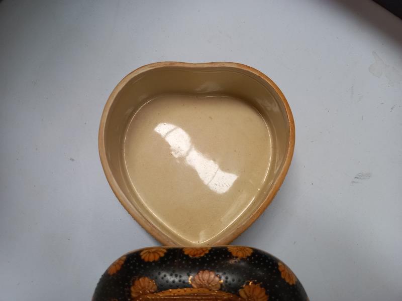 An oriental style heart shaped pottery trinket box - Image 3 of 3