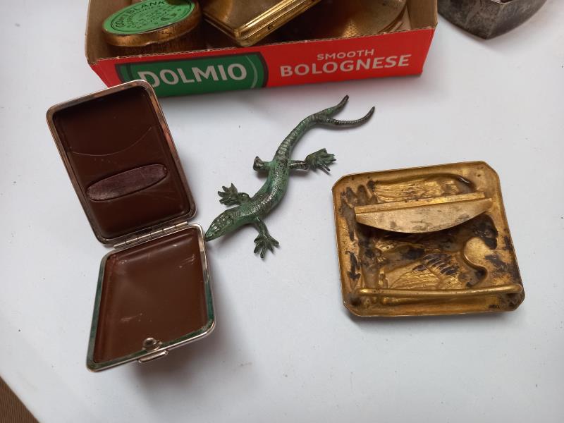 A tray of miscellaneous including glass knife rests, trinkets boxes & powder compacts etc. - Image 8 of 8