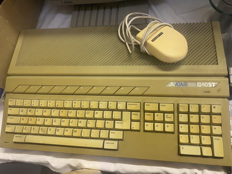 A vintage Atari 1040ST with monitor & Xbox & Sega Dreamcast & a quantity of hand controllers - Image 3 of 4