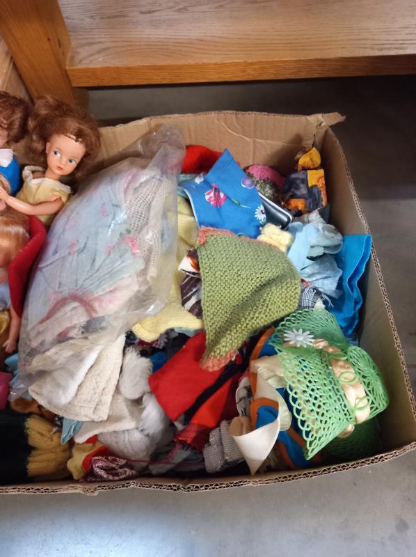 A box of Sindy/Barbie STYLE/type Dolls with clothing - Image 3 of 11