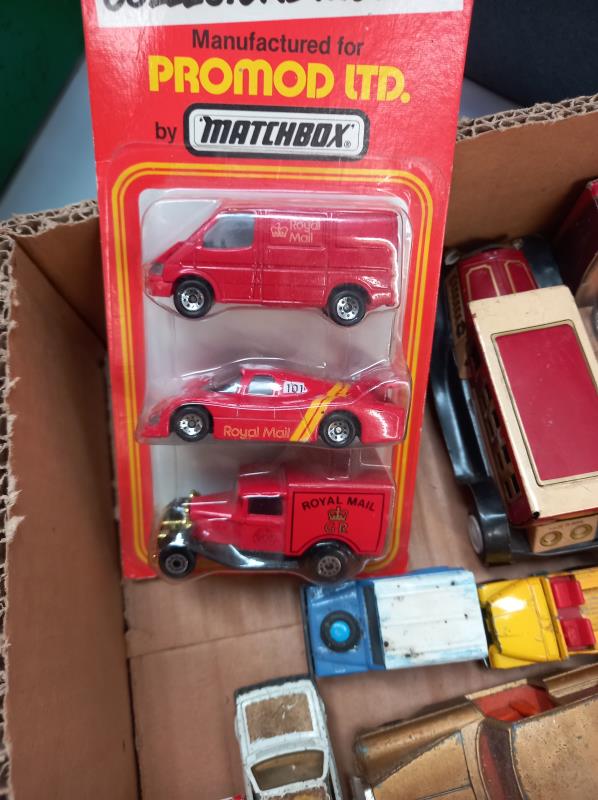 A box of play worn die cast including Matchbox, Dinky & tin plate cars - Image 3 of 4