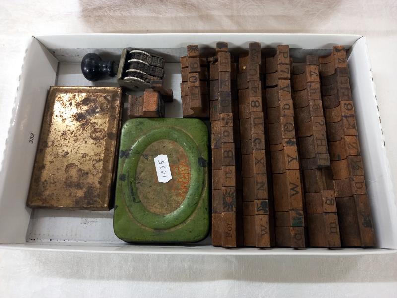 An old printing set and a wooden box. - Image 4 of 4