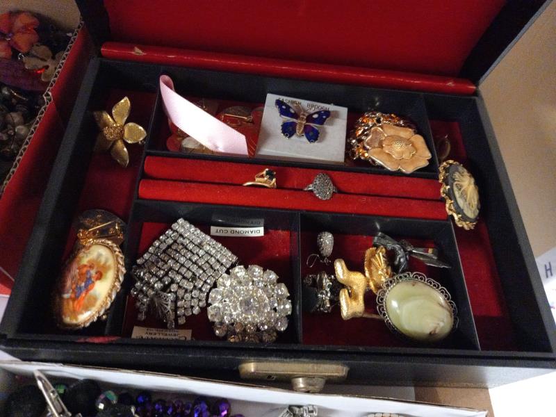 A good lot of costume jewellery (1 box A/F) - Image 3 of 5