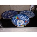 A Chinese blue & white bowl with red bunches of grapes & 2 19th/20th century blue Willow plates