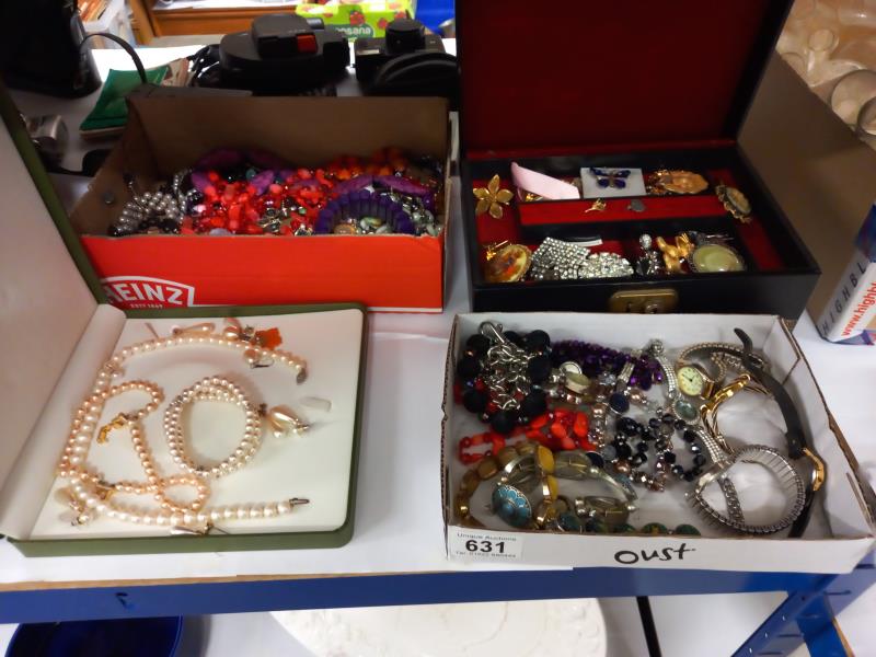 A good lot of costume jewellery (1 box A/F)