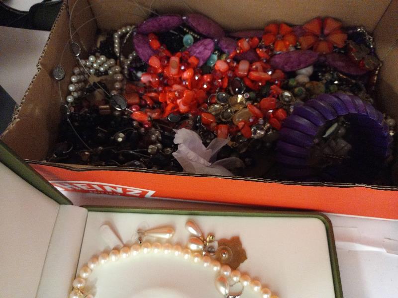 A good lot of costume jewellery (1 box A/F) - Image 2 of 5