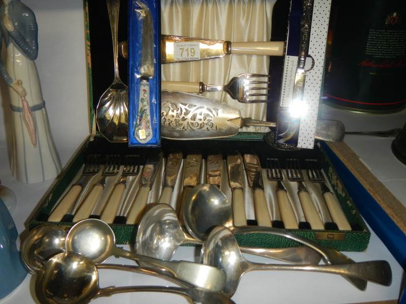 A good mixed lot of cutlery.