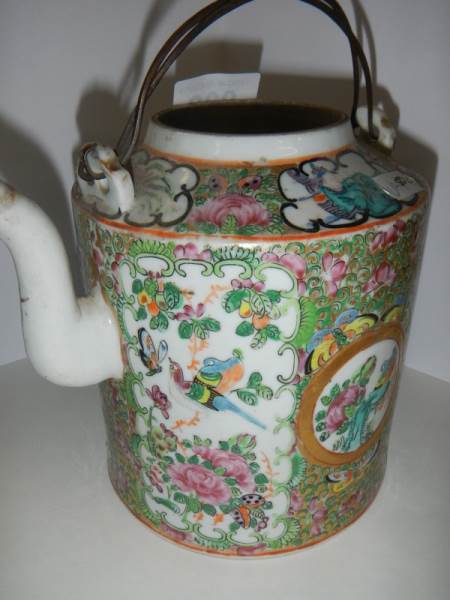 An early Chinese water jug, missing lid but in good condition. - Image 3 of 3