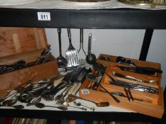 A mixed lot of cutlery.