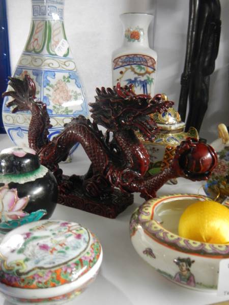A mixed lot of 20th century oriental items including a dragon. - Image 3 of 3