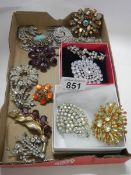 A good mixed lot of brooches.