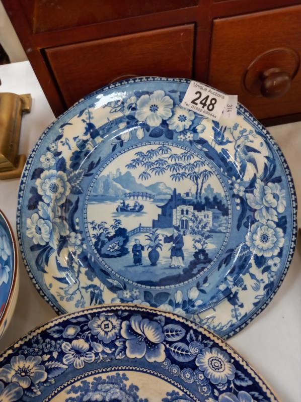 A Chinese blue & white bowl with red bunches of grapes & 2 19th/20th century blue Willow plates - Image 3 of 4