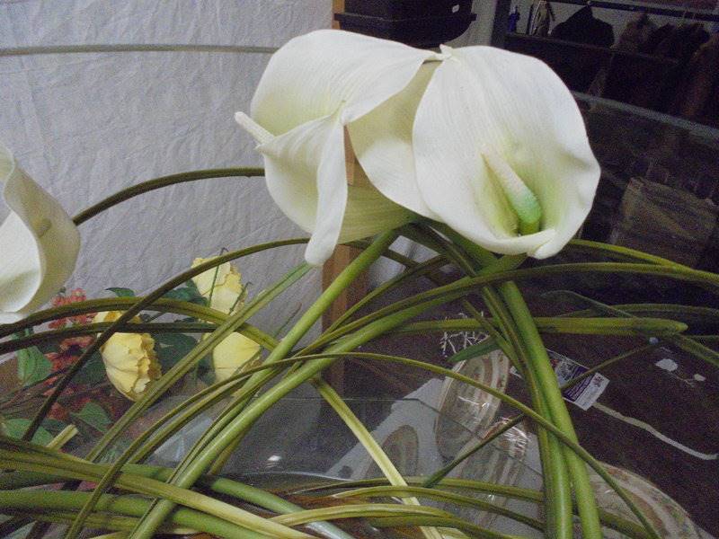 A large glass bowl with internal floral display, COLLECT ONLY. - Image 3 of 3