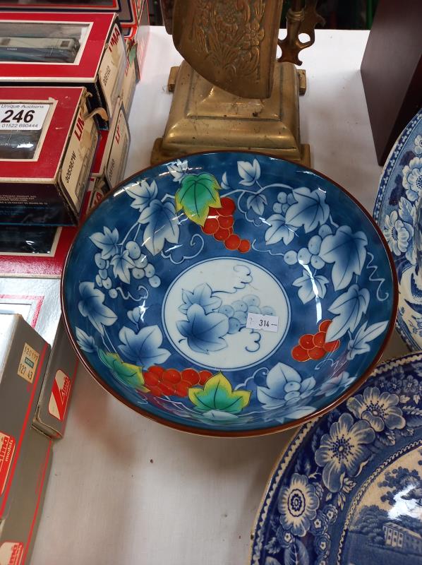 A Chinese blue & white bowl with red bunches of grapes & 2 19th/20th century blue Willow plates - Image 2 of 4