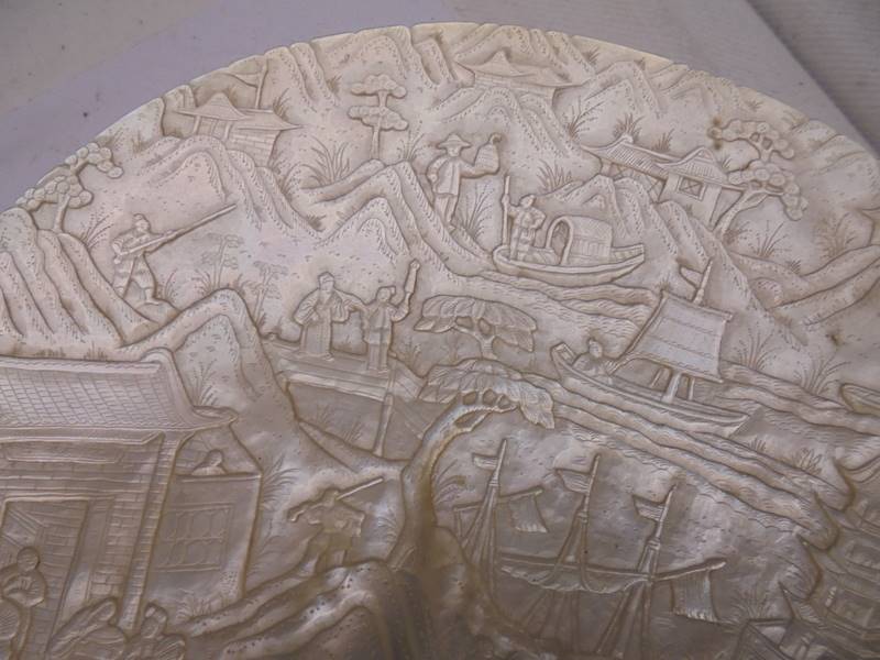 An intricately carved sea shell depicting a Chinese scene. - Image 2 of 9