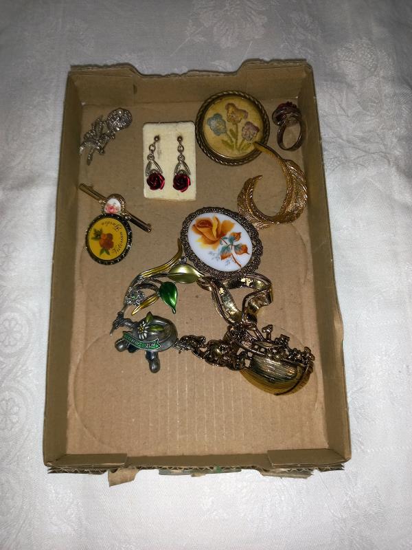 A mixed lot of brooches, rose ring & earrings - Image 2 of 2