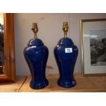 2 blue pottery table lamps